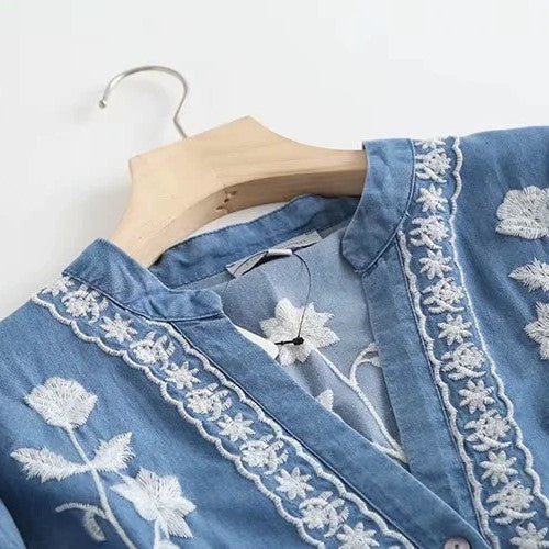 قميص دنيم بفتحة V وتطريز ناعم – زُحشُر